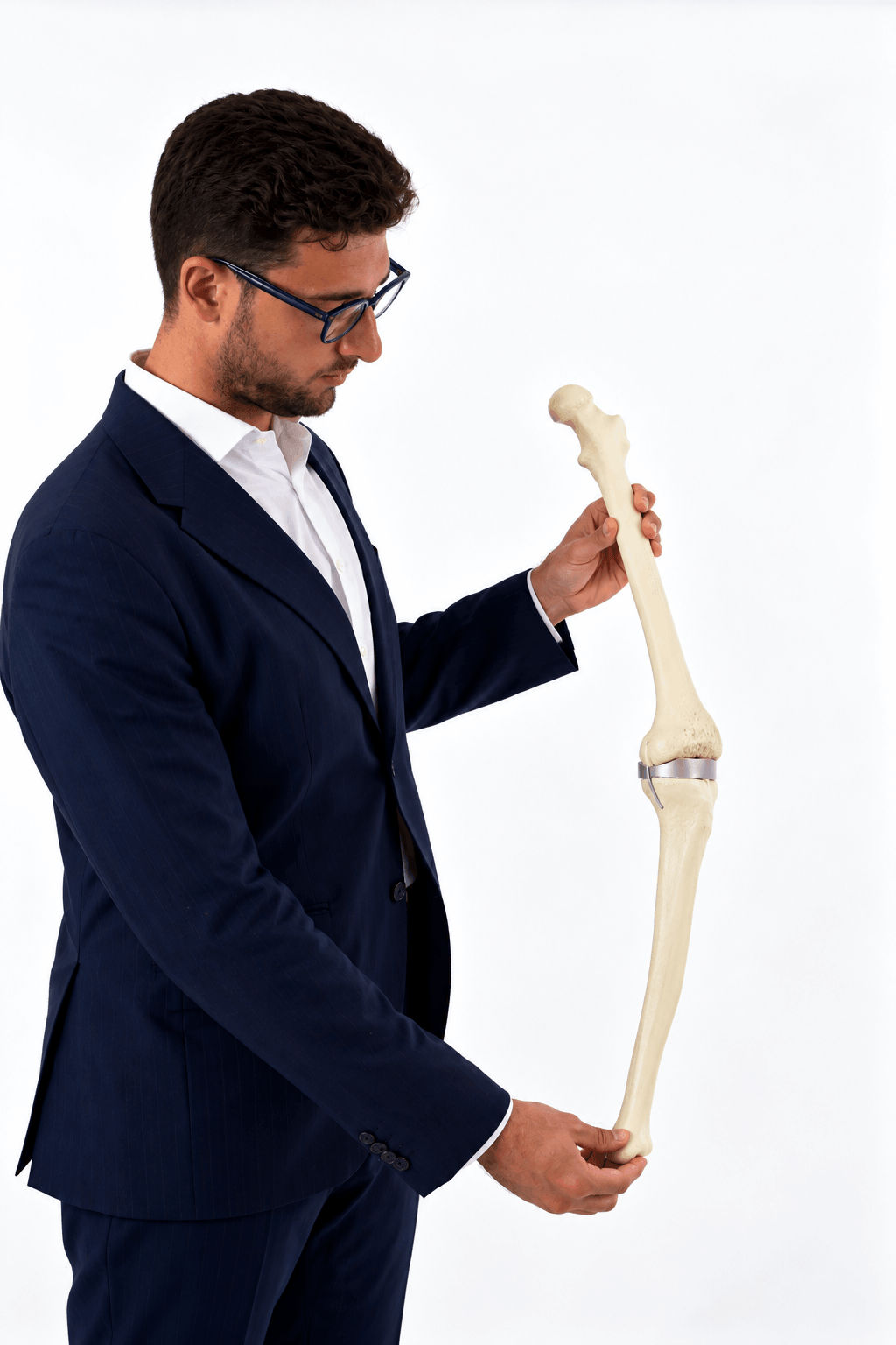 Dott. Luciano Mottola con un modello anatomico di ginocchio
